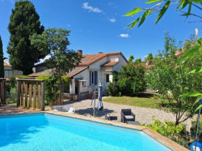 Maison avec piscine dans village provençal.